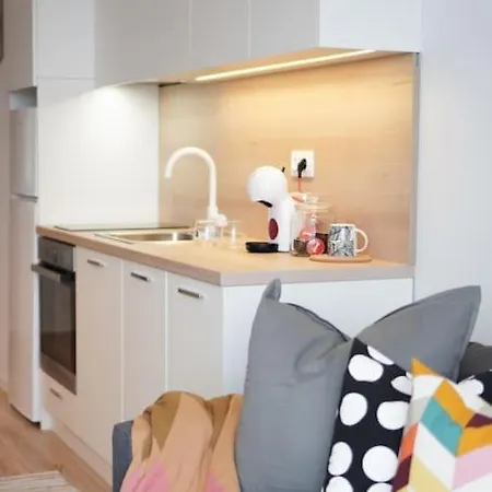 Modern Sunny & Airy Apt In Business Area & Airport Parking Spot *