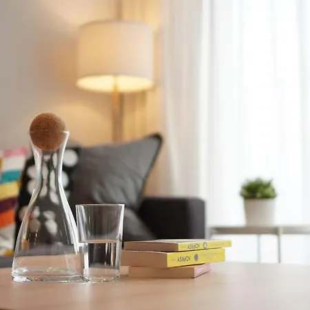 Modern Sunny & Airy Apt In Business Area & Airport Parking Spot Apartment