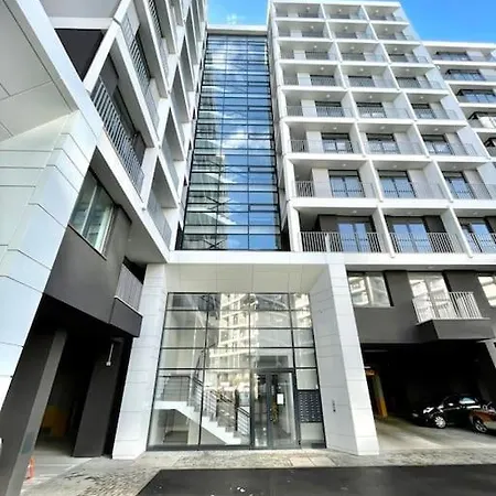 Modern Sunny & Airy Apt In Business Area & Airport Parking Spot