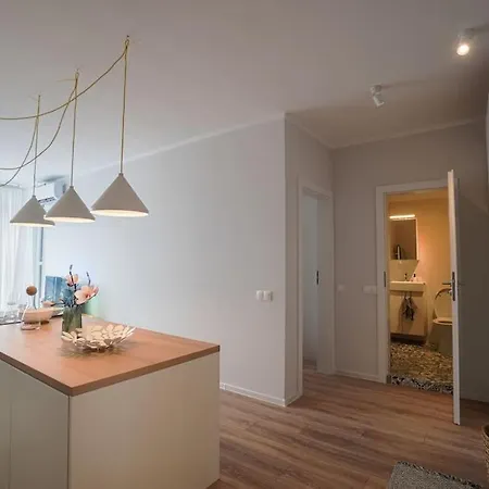 Apartment Modern Sunny & Airy Apt In Business Area & Airport Parking Spot