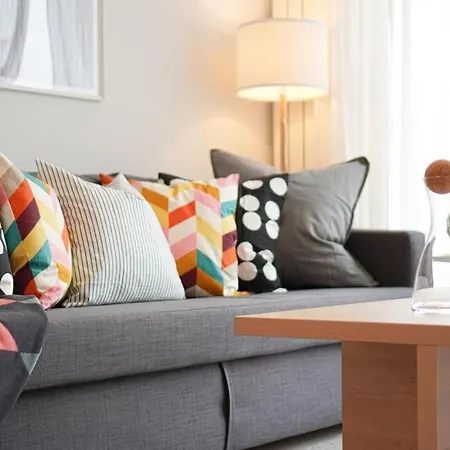 Apartment Modern Sunny & Airy Apt In Business Area & Airport Parking Spot