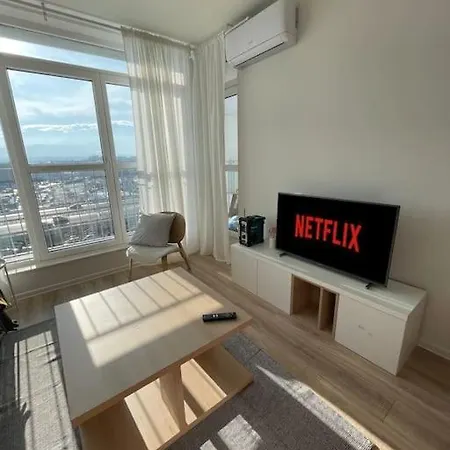 Modern Sunny & Airy Apt In Business Area & Airport Parking Spot Apartment
