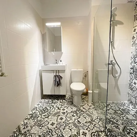 Apartment Modern Sunny & Airy Apt In Business Area & Airport Parking Spot *